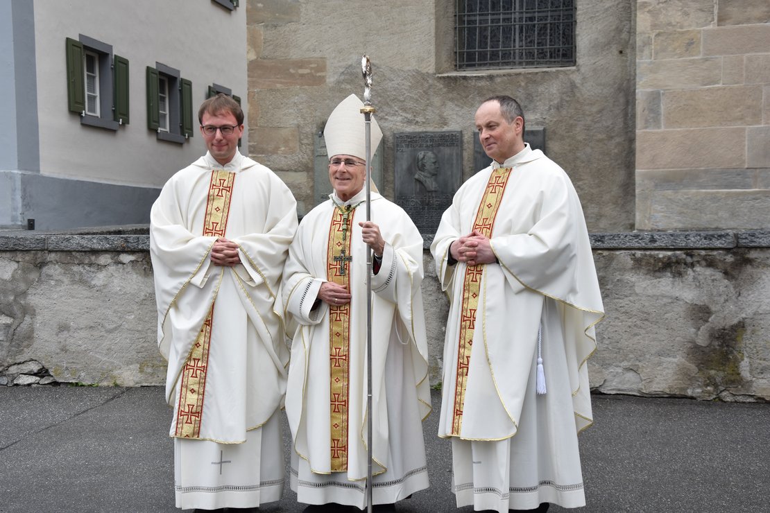 Bischofs Joseph Bonnemain mit den Neupriestern Ernst Niederberger und Adrian Klima