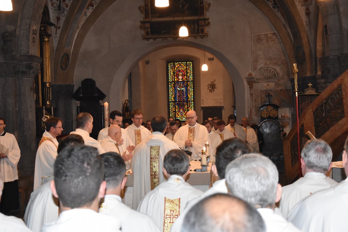 Die Neupriester feiern mit dem Bischof erstmals die hl. Eucharistie